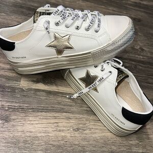 Brand New ! Vintage Havana Amaze !! With tags dust bags and box!! Never worn!